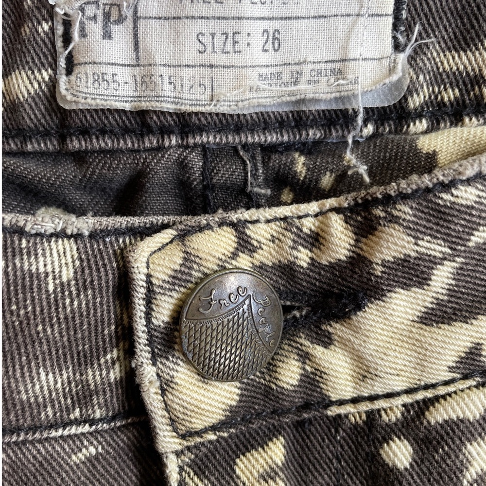 Free People Brown Distressed Acid Wash Leaf Print Cutoff Shorts- Size 26 - Picture 4 of 4